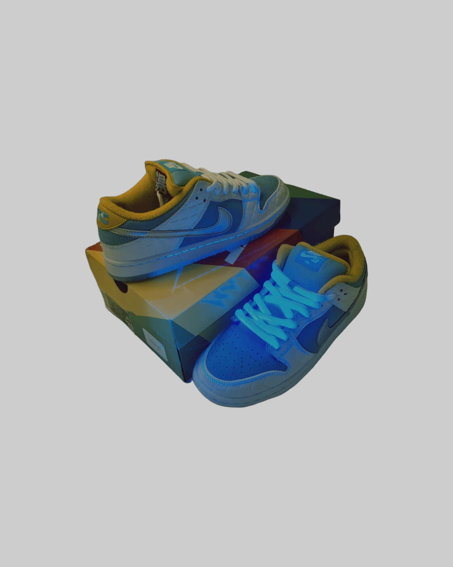 Nike Dunk Low FTC Lagoon unter Schwarzlicht für Echtheitsüberprüfung